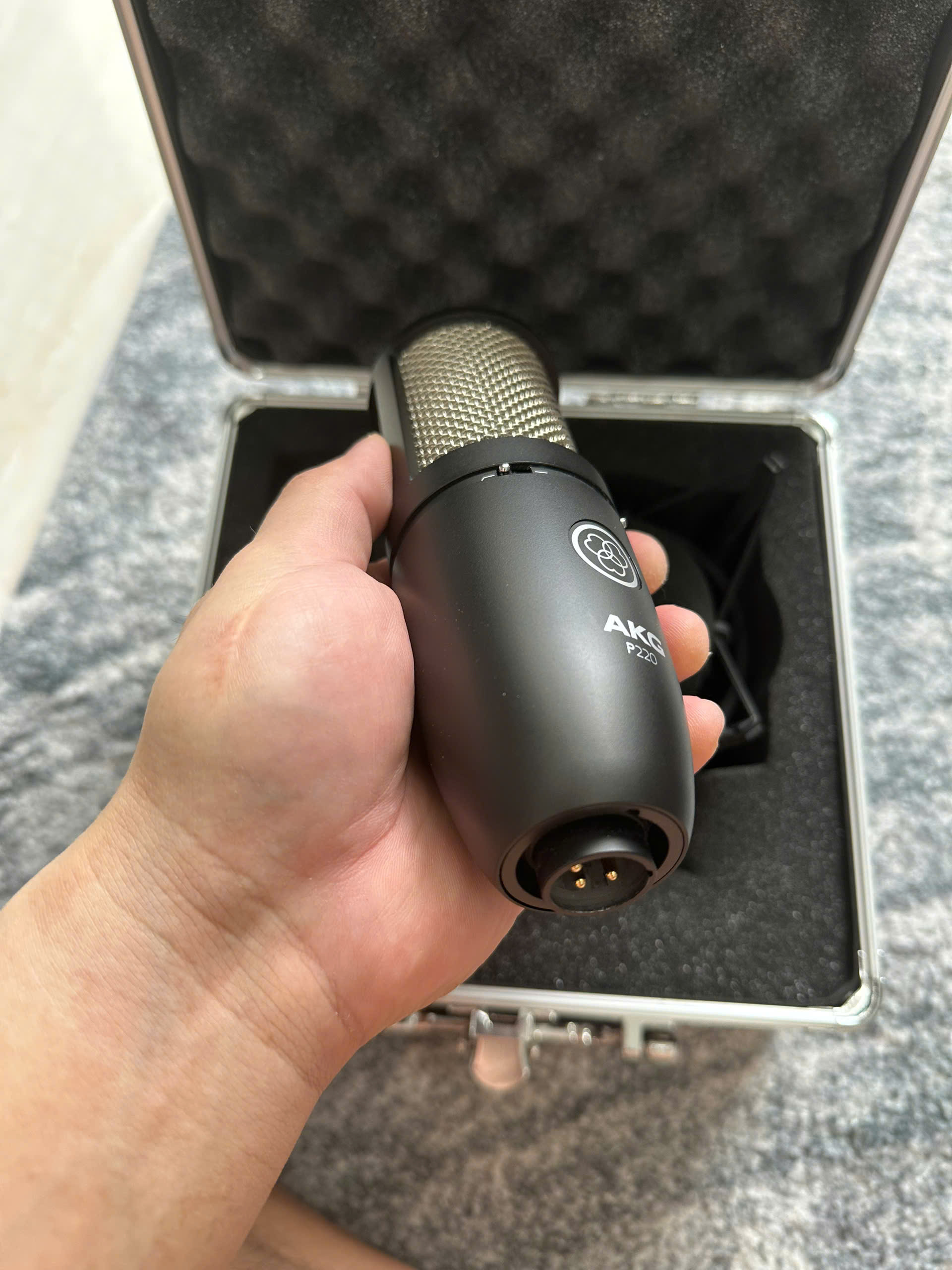 AKG P220
